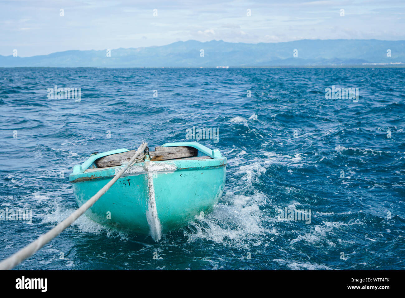 Kleines Boot schleppen, auf Meer gezogen Stockfoto