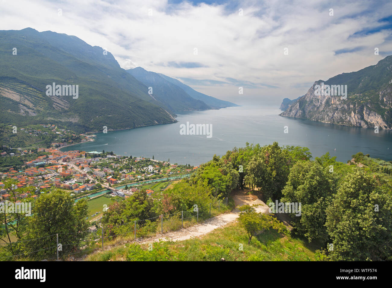 Die Torbole mit dem Lago di Garda See. Stockfoto