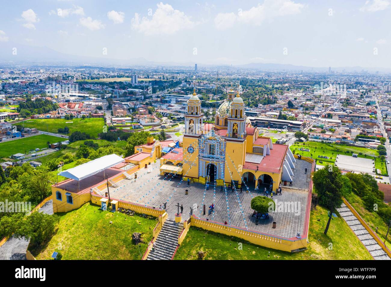 Luftaufnahme des Heiligtums der Virgen de los Remedios in der archäologischen Zone von Cholula, Puebla, Mexiko. Tlachihualtépetl. Puebla hat den mexikanischen Traditionen: Gastronomische, koloniale Architektur und Keramik. Malte talavera Fliesen schmücken den alten Gebäuden. Die Kathedrale von Puebla, im Stil der Renaissance, hat eine hohe Kirchturm mit Blick auf den Zocalo, dem zentralen Platz oder Zócalo. Ich historische. Architektur ist ein UNESCO-Weltkulturerbe. Sehenswürdigkeiten: Kathedrale, Tempel der Gottesmutter von Concord, ehemaligen Carolino College, Palafoxiana Bibliothek, Tempel von Santo Domingo. (© Foto: LuisGutie Stockfoto