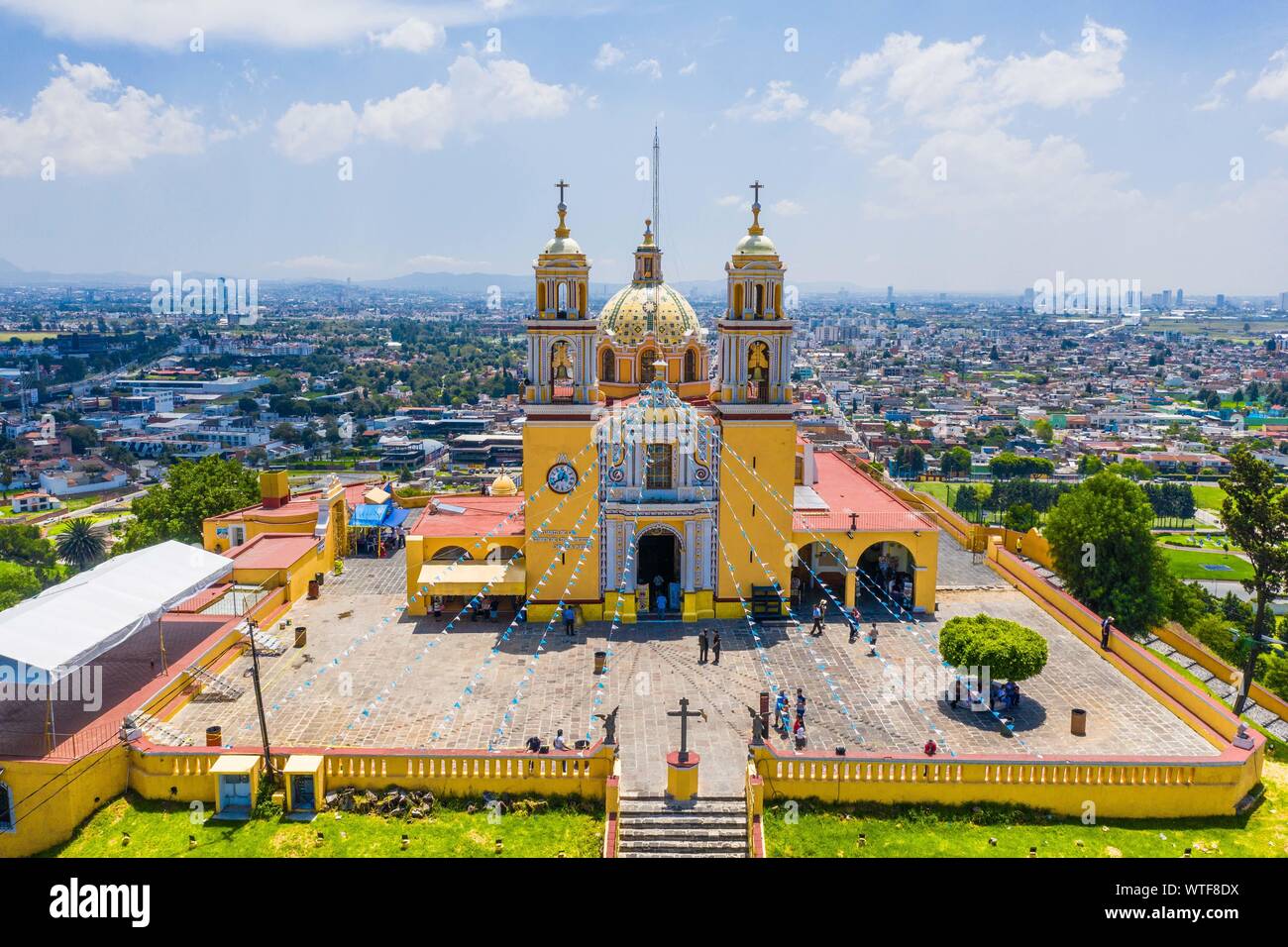 Luftaufnahme des Heiligtums der Virgen de los Remedios in der archäologischen Zone von Cholula, Puebla, Mexiko. Tlachihualtépetl. Puebla hat den mexikanischen Traditionen: Gastronomische, koloniale Architektur und Keramik. Malte talavera Fliesen schmücken den alten Gebäuden. Die Kathedrale von Puebla, im Stil der Renaissance, hat eine hohe Kirchturm mit Blick auf den Zocalo, dem zentralen Platz oder Zócalo. Ich historische. Architektur ist ein UNESCO-Weltkulturerbe. Sehenswürdigkeiten: Kathedrale, Tempel der Gottesmutter von Concord, ehemaligen Carolino College, Palafoxiana Bibliothek, Tempel von Santo Domingo. (© Foto: LuisGutie Stockfoto