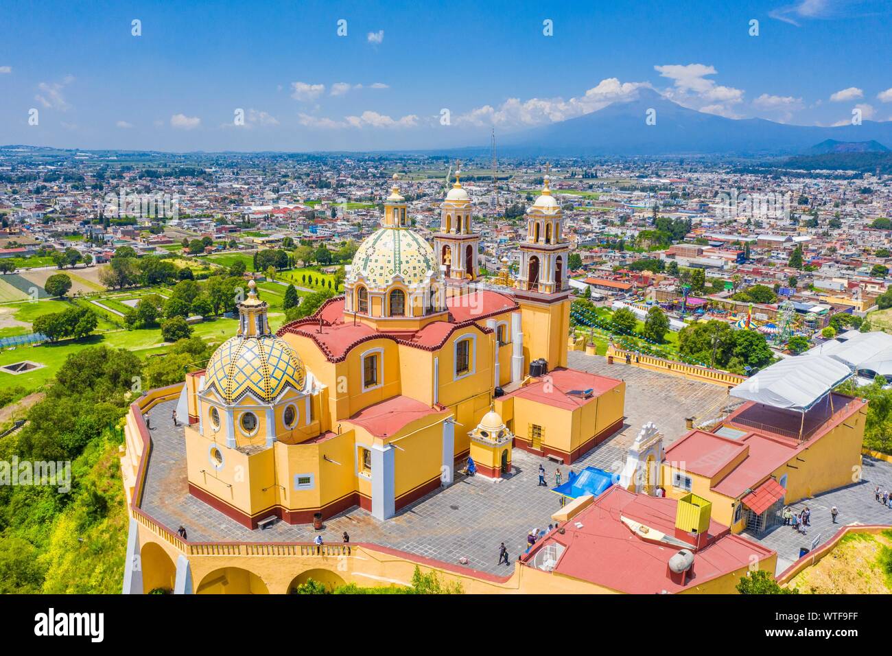 Luftaufnahme des Heiligtums der Virgen de los Remedios in der archäologischen Zone von Cholula, Puebla, Mexiko. Tlachihualtépetl. Puebla hat den mexikanischen Traditionen: Gastronomische, koloniale Architektur und Keramik. Malte talavera Fliesen schmücken den alten Gebäuden. Die Kathedrale von Puebla, im Stil der Renaissance, hat eine hohe Kirchturm mit Blick auf den Zocalo, dem zentralen Platz oder Zócalo. Ich historische. Architektur ist ein UNESCO-Weltkulturerbe. Sehenswürdigkeiten: Kathedrale, Tempel der Gottesmutter von Concord, ehemaligen Carolino College, Palafoxiana Bibliothek, Tempel von Santo Domingo. (© Foto: LuisGutie Stockfoto