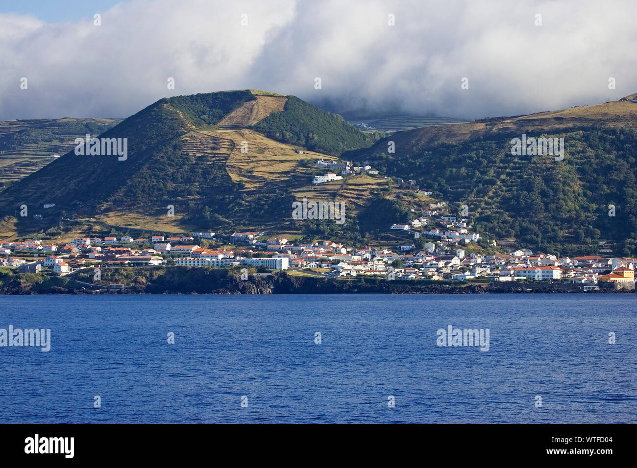 Vulkanische Krater und der Stadt Velas Insel Sao Jorge Azoren Portugal Stockfoto