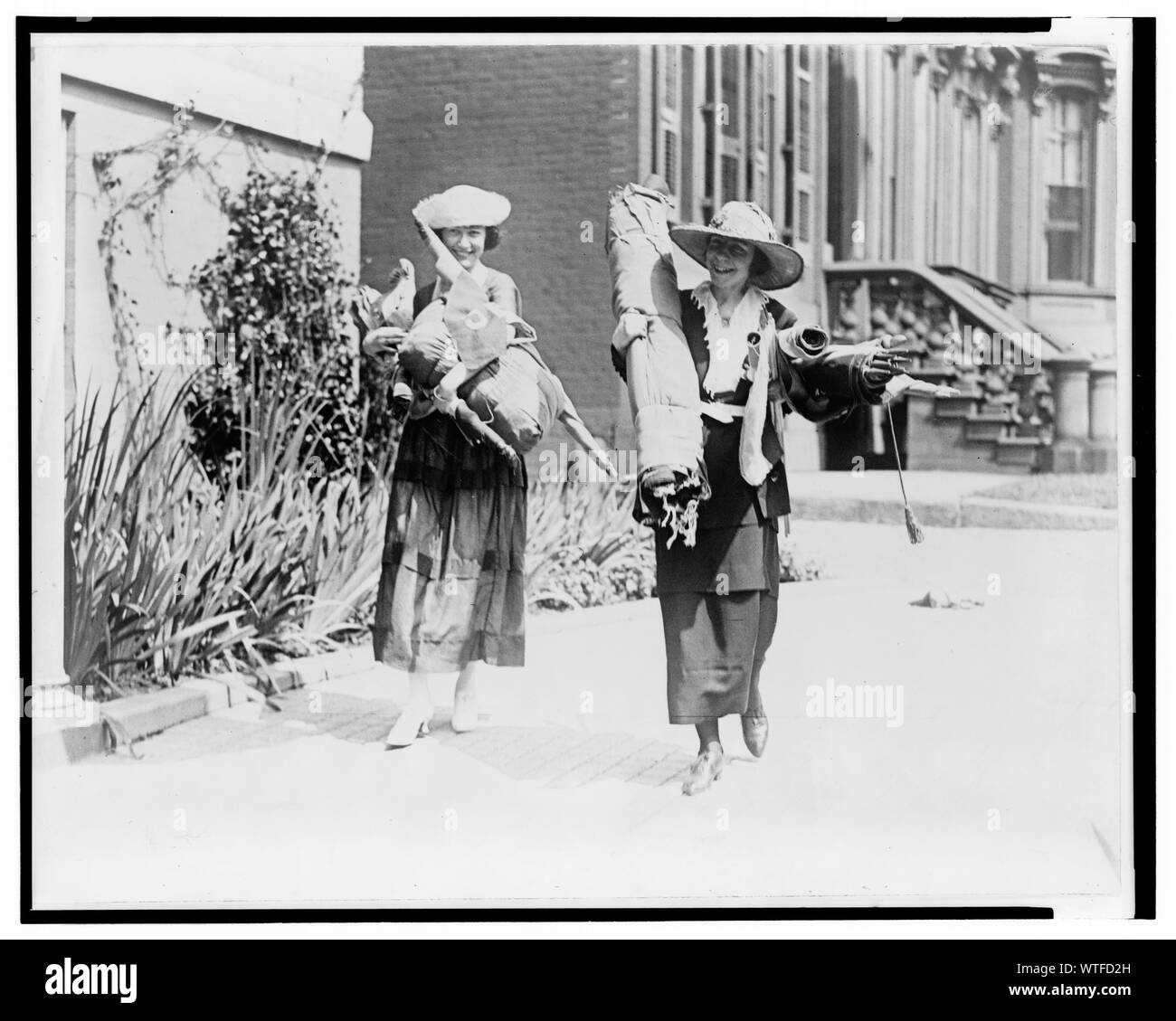 Julia Emory und Fräulein Bertha Graf, der die Farben auf Ihrem Weg nach Ohio Wache Stockfoto