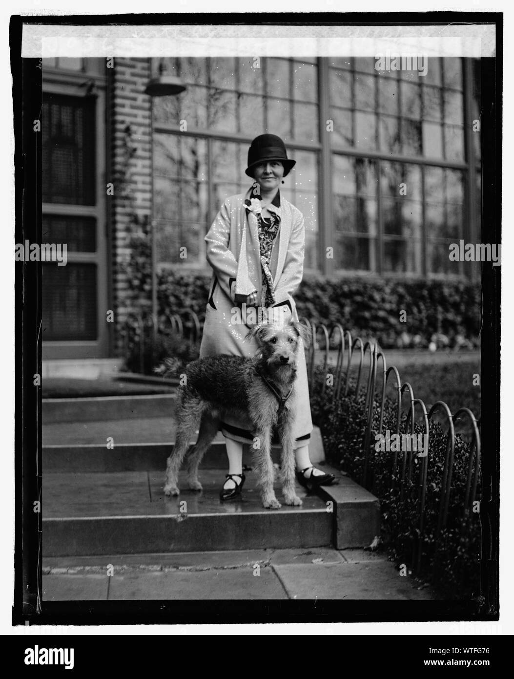 Fräulein Loretta O'Connell mit airedale, 4/10/25. Stockfoto