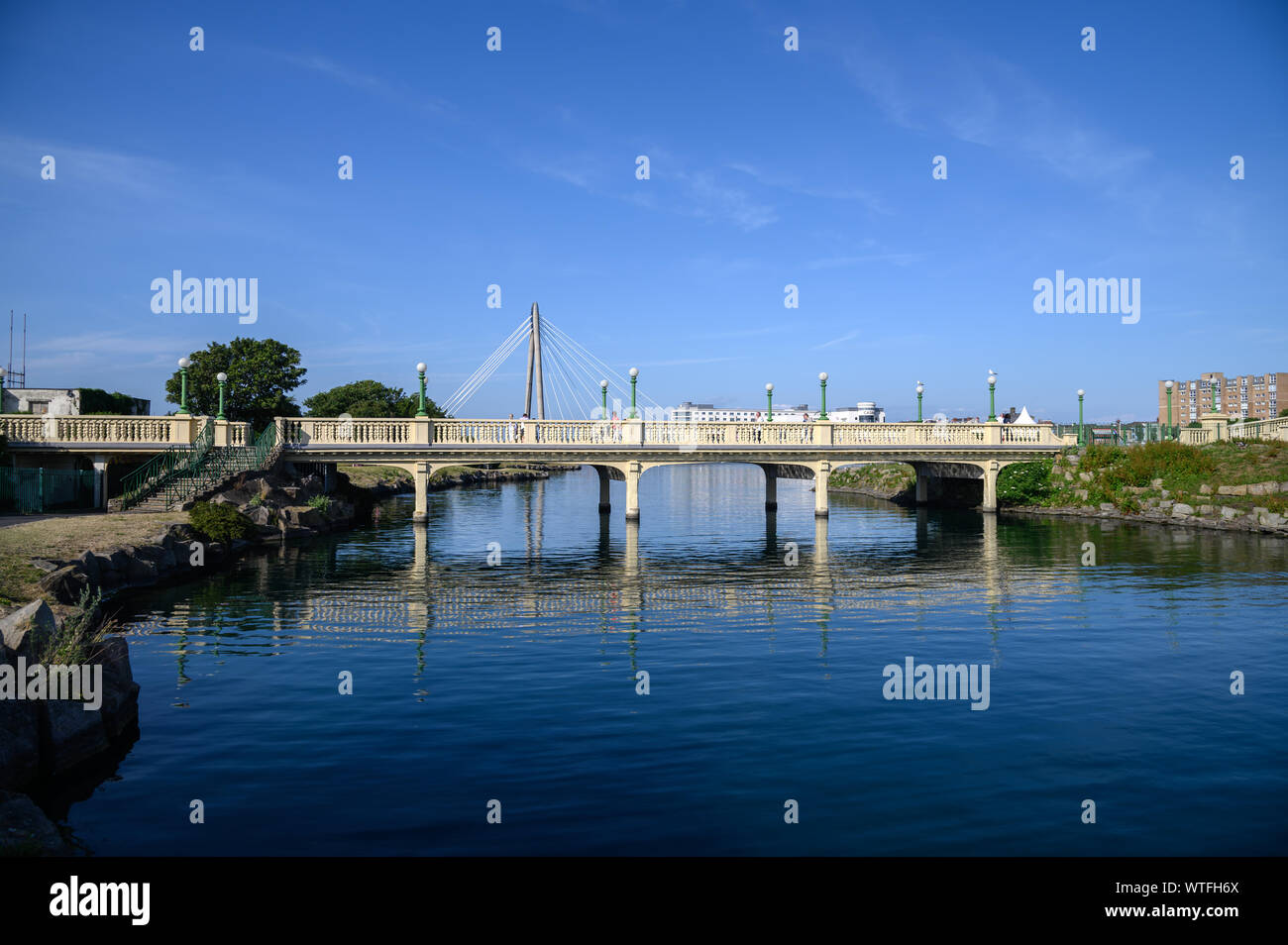 Ein Kabel bleiben Brücke im Jahre 2004 Über die Marine See gebaut. Sehr moderne Brücke in einem viktorianischen Stadthaus von Southport GROSSBRITANNIEN. Stockfoto