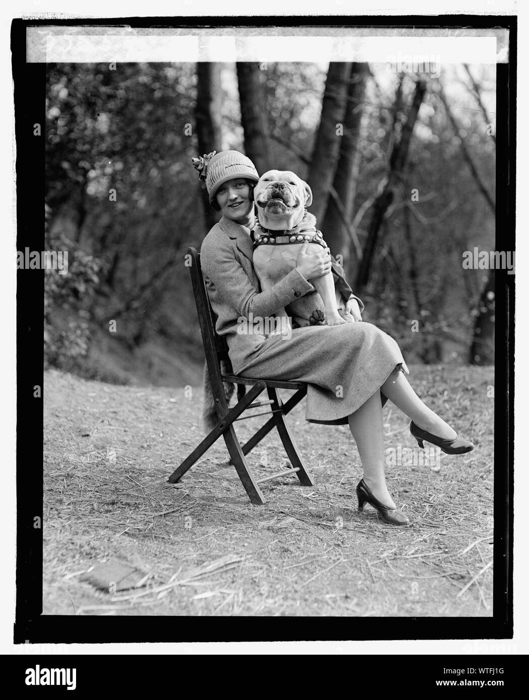 Miss Mae Esterley mit Sgt. Jiggs, 4/14/25. Stockfoto