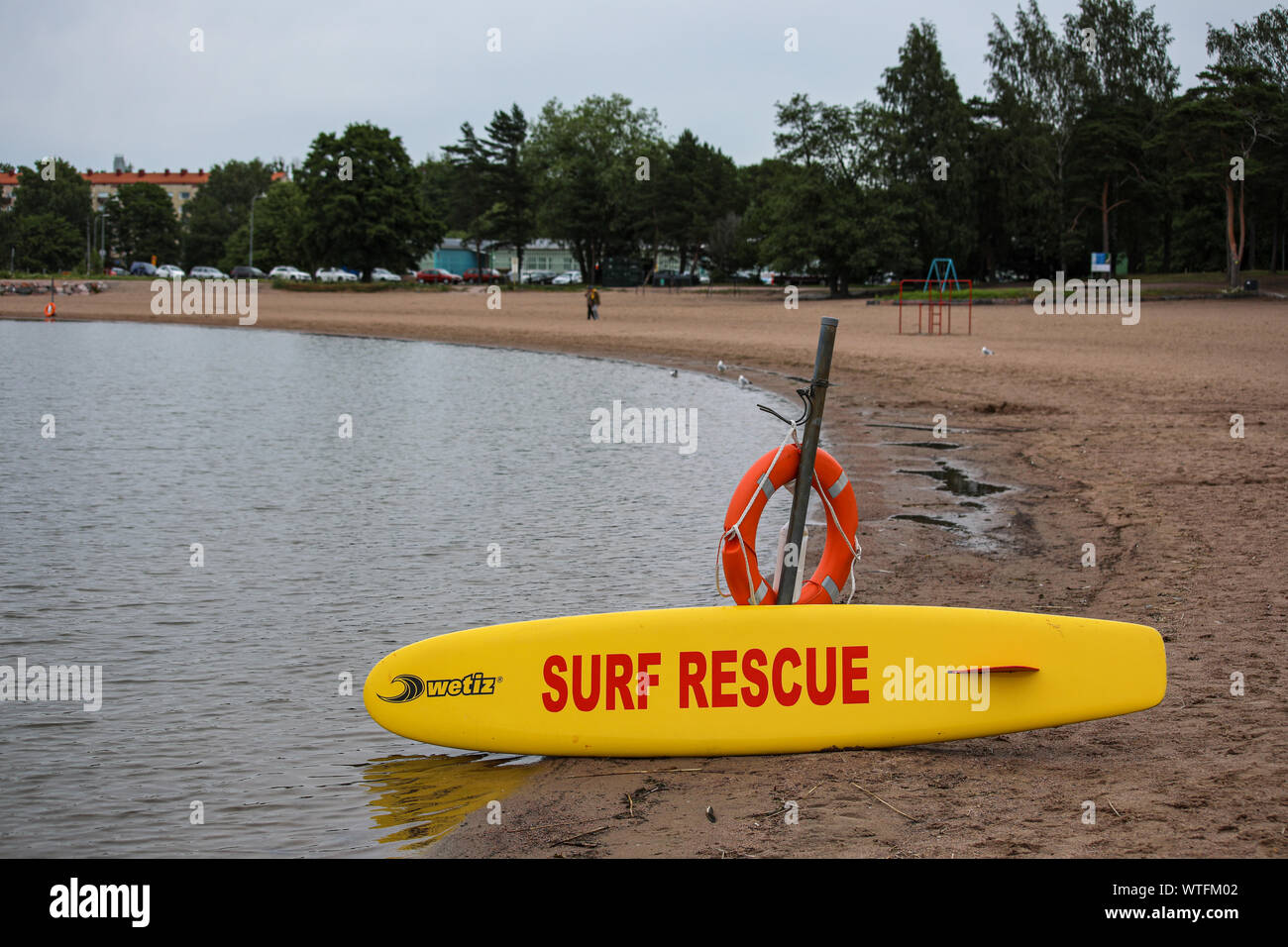 Surf rescue Boot auf einen leeren Strand an einem kalten Sommer Tag Stockfoto