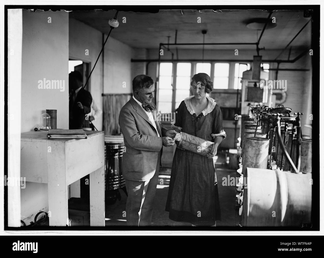 Miss Mary Brandon und Sec. Wallace in Beltsville, [MD], landwirtschaftliche Methoden zu studieren wolle, 8/18/24. Stockfoto