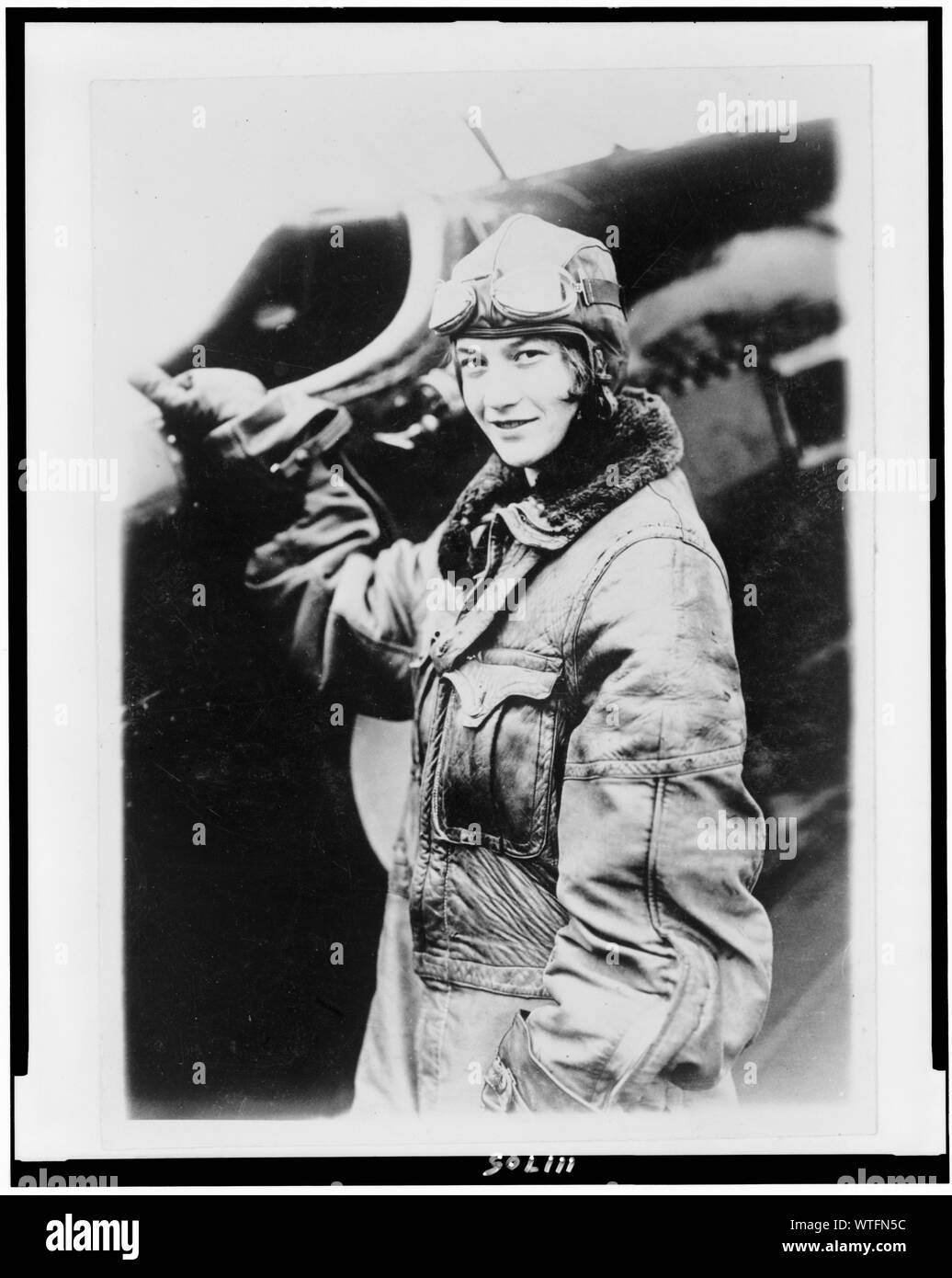 Miss Mary Fechet, Tochter von James E. Fechet, Leiter des Air Corps, Brustbild, stehend mit dem Flugzeug, nach links Stockfoto