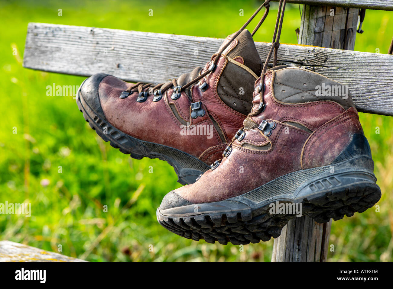 Wanderschuhe nach Tour zu Fuß Stockfoto