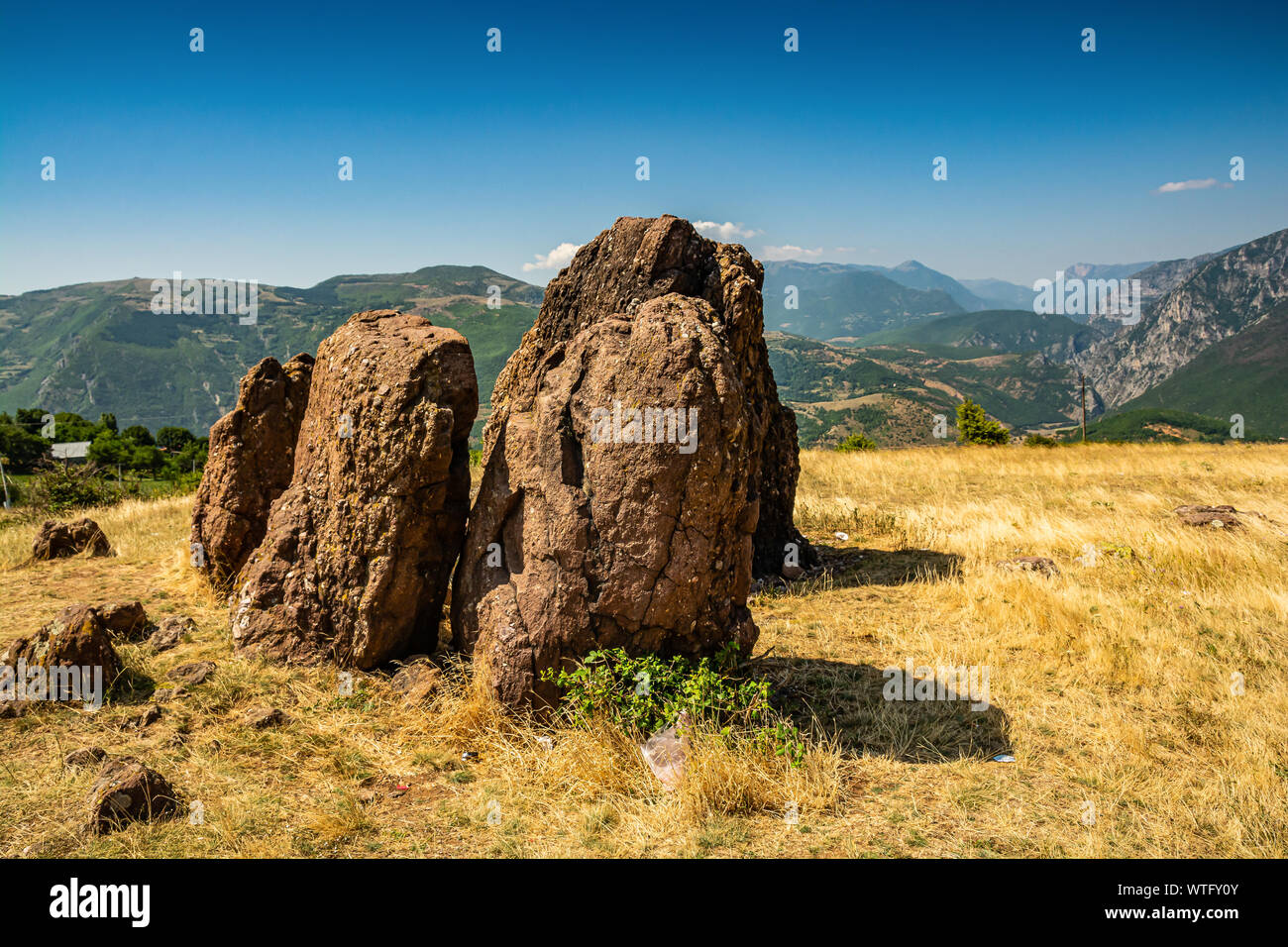 Große Steine auf der Wiese in der Nähe von Dorf Resk in Albanien Stockfoto