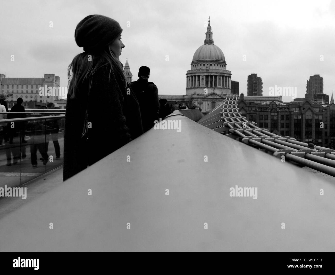 Touristen auf London Millennium Fußgängerbrücke und laufen Sie in Richtung St. Pauls Kathedrale Stockfoto