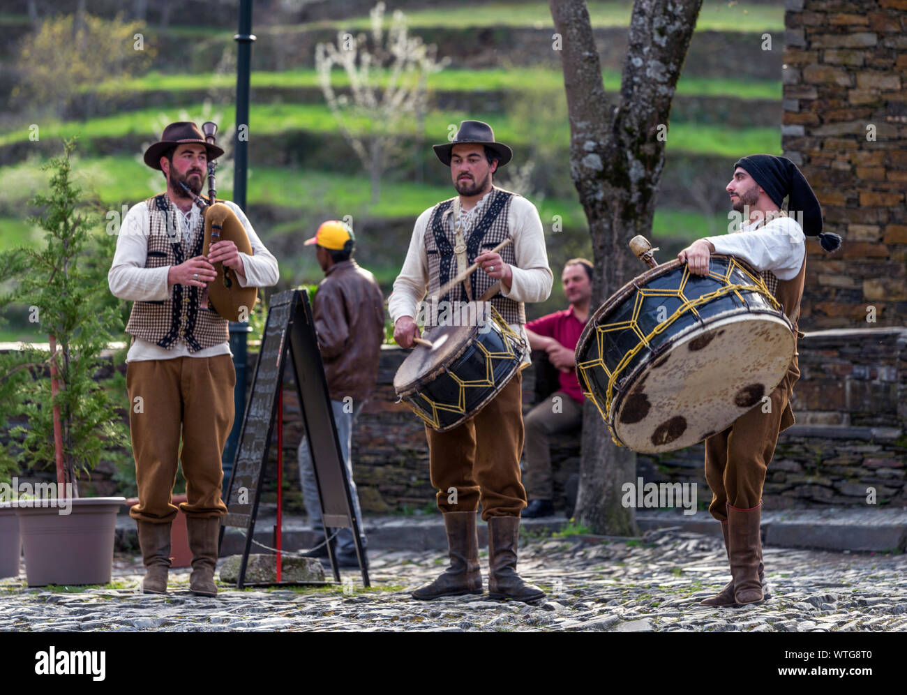 Folkloregruppe auf dem zentralen Platz im abgelegenen Schieferdorf Piodao, Portugal Stockfoto