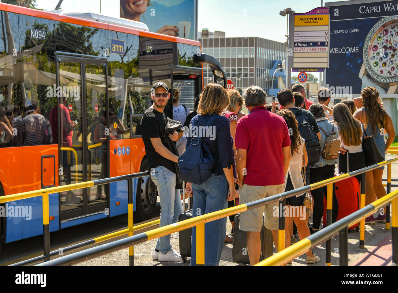 Neapel, Italien - AUGUST 2019: People Queuing in einem Bus am Flughafen Neapel zu erhalten Stockfoto