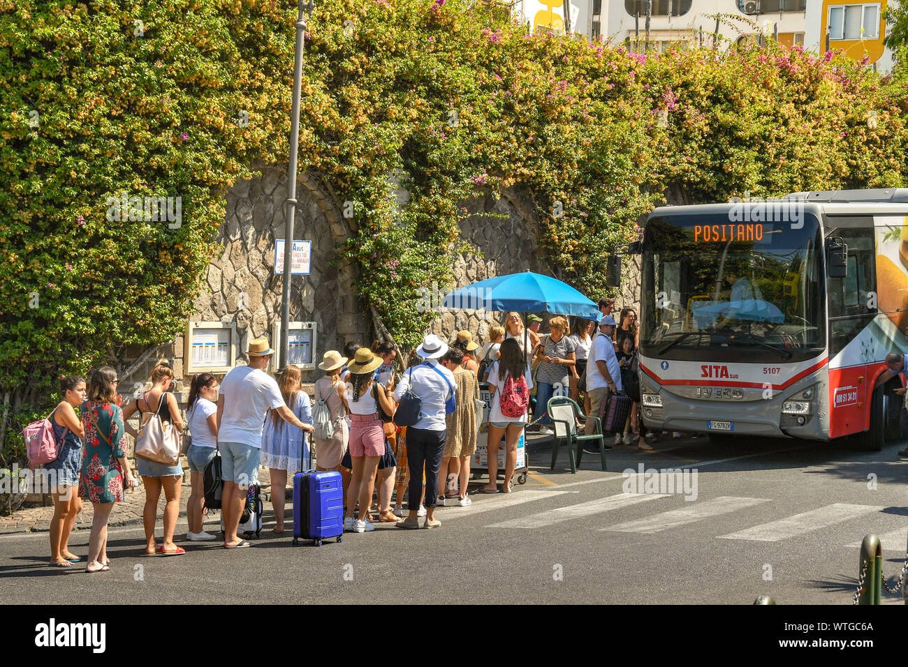 Neapel, Italien - AUGUST 2019: lange Schlange von Menschen warten auf einen Bus in Sorrent zu fangen. Stockfoto