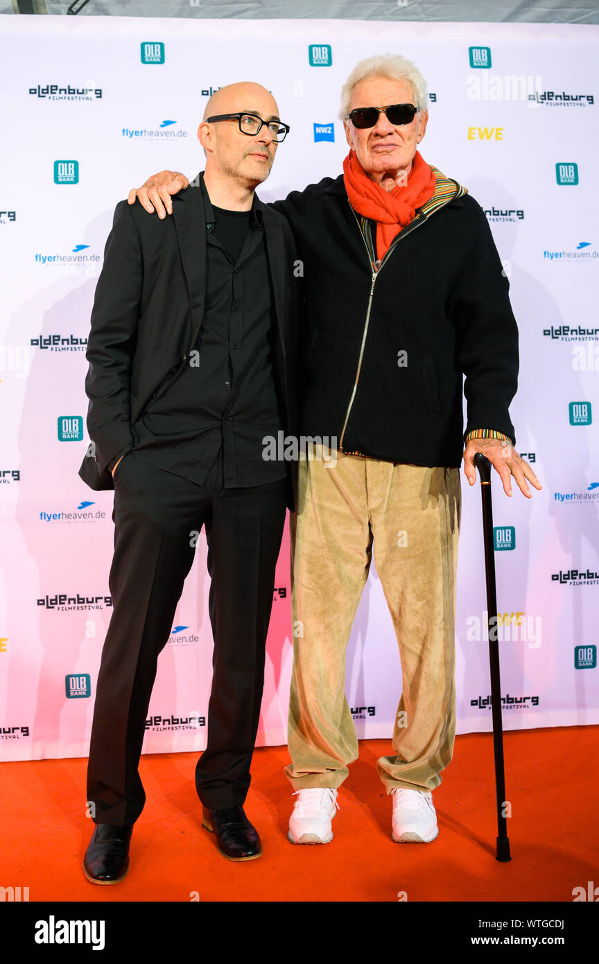 Oldenburg, Deutschland. 11 Sep, 2019. Torsten Neumann (l), Direktor des Oldenburger Filmfestival, wird neben Burkhard trockensten, Schauspieler, Filmemacher und Autor während der Eröffnungsgala des Oldenburger International Film Festival stehen. Credit: mohssen Assanimoghaddam/dpa/Alamy leben Nachrichten Stockfoto