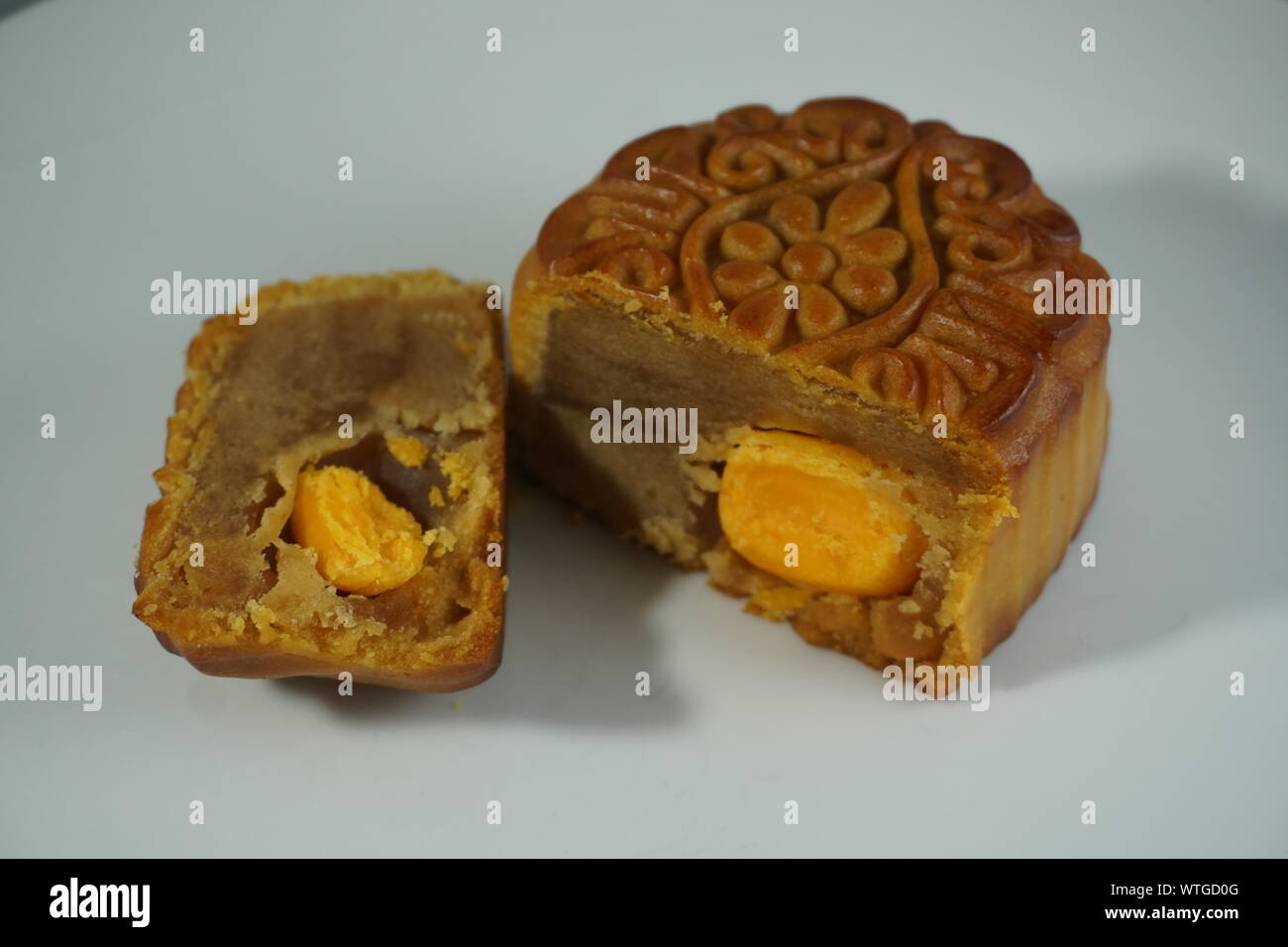 Doppelzimmer mit Eigelb und Lotus Samen einfügen Mondkuchen für Mondfest in der chinesischen Kultur gefeiert. Stockfoto