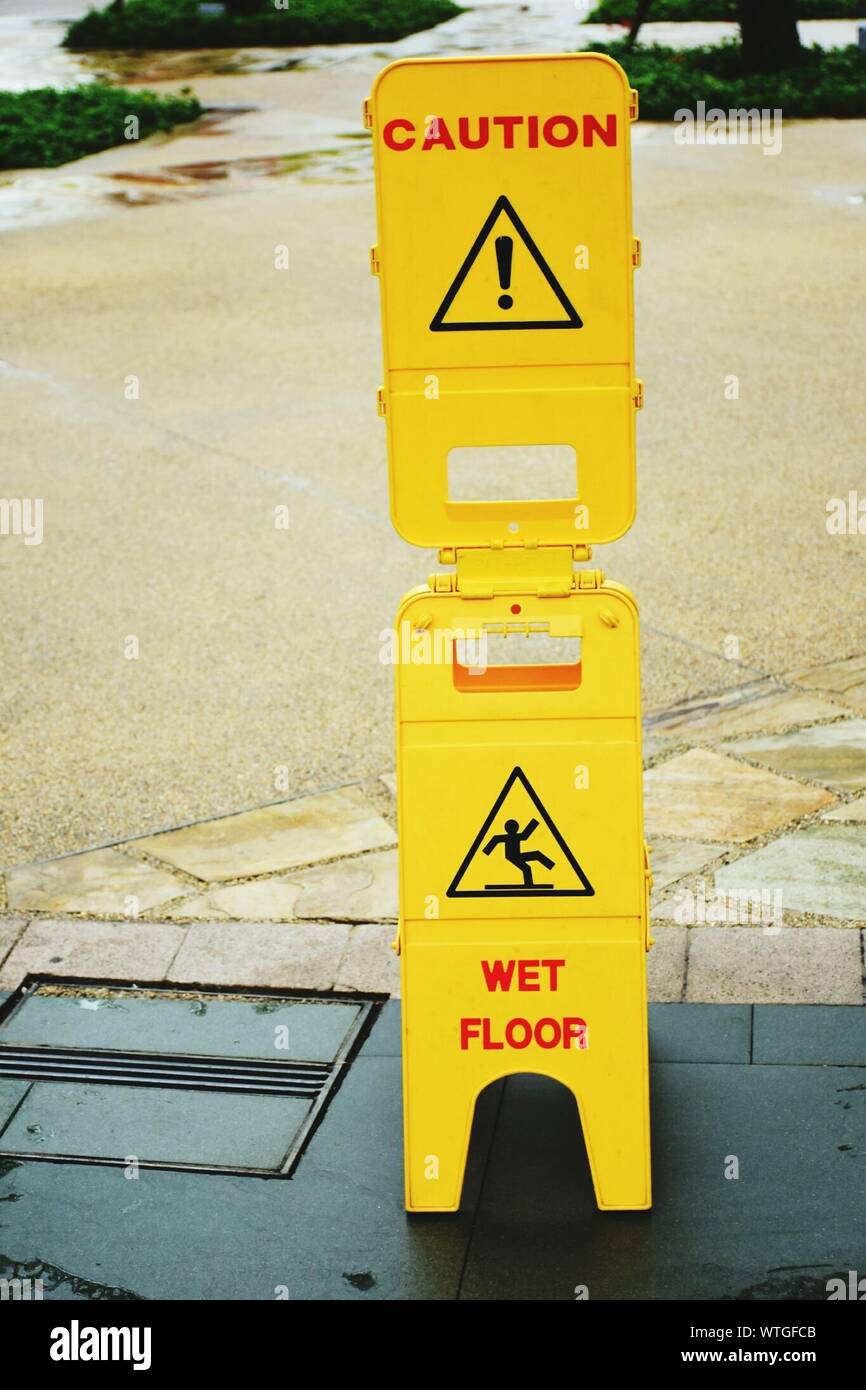 Caution Wet Floor Sign On Stockfotos und -bilder Kaufen - Alamy