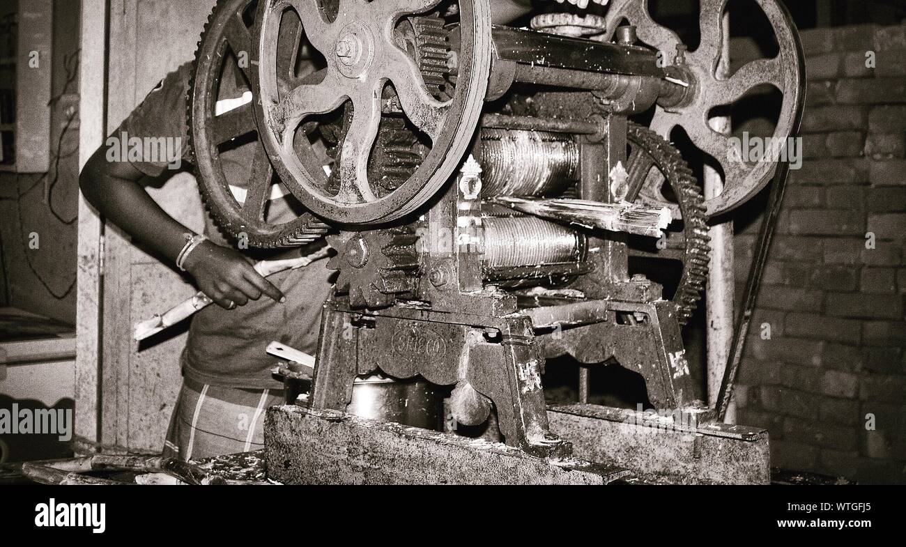 Mann, der Zuckerrohr in Maschinen Stockfoto