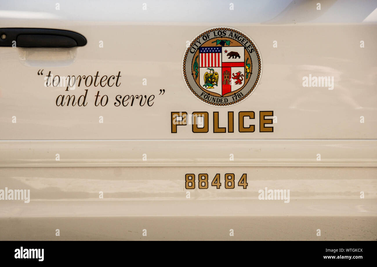 LOS ANGELES, Kalifornien, USA - MÄRZ 2009: Abzeichen der LAPD auf der Seite von einem Polizeiauto in Los Angeles Stockfoto