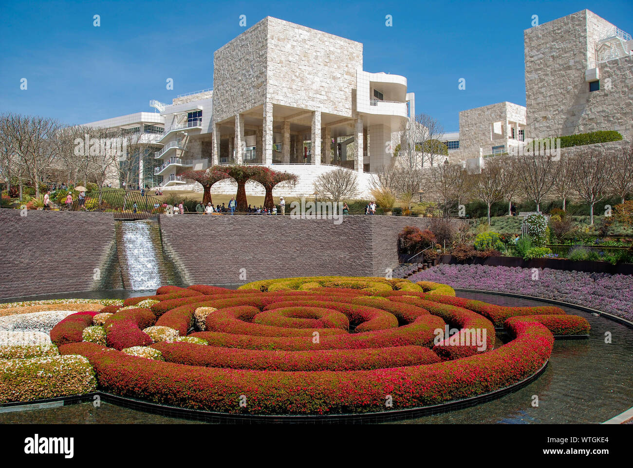 LOS ANGELES, Kalifornien - Mai 2009: Robert Irwin's Central Garden am Getty Center mit den Gebäuden der Getty Museum im Hintergrund Stockfoto LOS ANGELES, Kalifornien - Mai 2009: Robert Irwin's Central Garden am Getty Center mit den Gebäuden der Getty Museum im Hintergrund Stockfoto