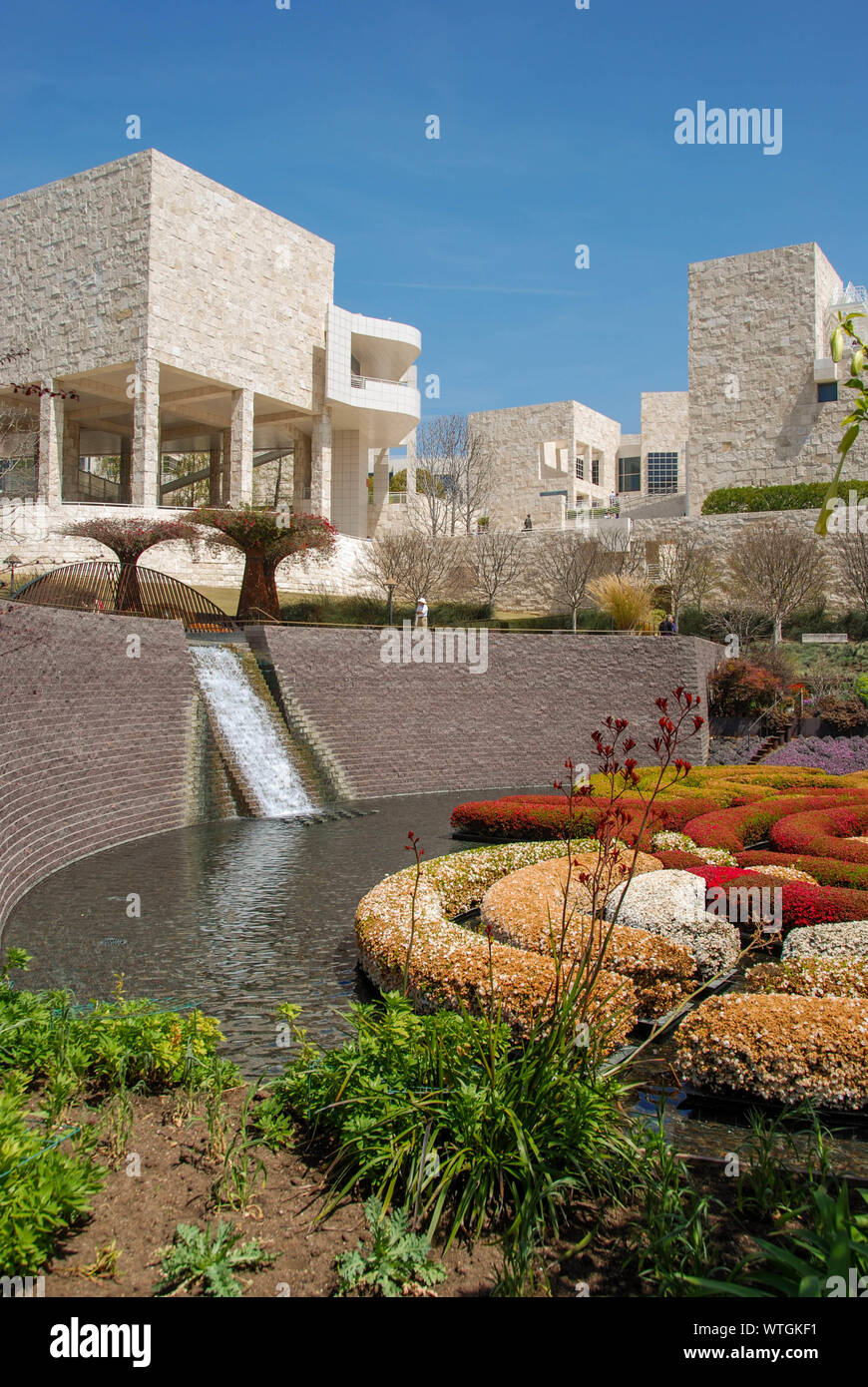 LOS ANGELES, Kalifornien - Mai 2009: Robert Irwin's Central Garden am Getty Center mit den Gebäuden der Getty Museum im Hintergrund Stockfoto