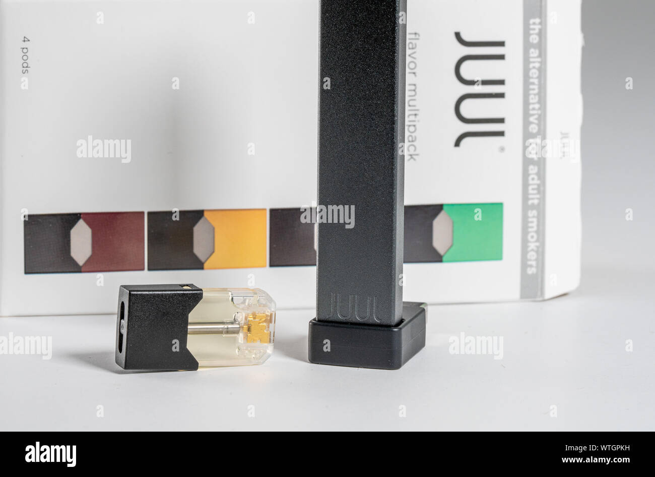 Juul Labs vaping e-Zigarette mit Ladegert und Nikotin pod. Dieses Nikotin dispenser ist derzeit unter Nachforschung in den USA nach einige Todesflle Stockfotografie - Alamy Juul Labs vaping e-Zigarette mit Ladegert und Nikotin pod. Dieses Nikotin dispenser ist derzeit unter Nachforschung in den USA nach einige Todesflle Stockfotografie - Alamy