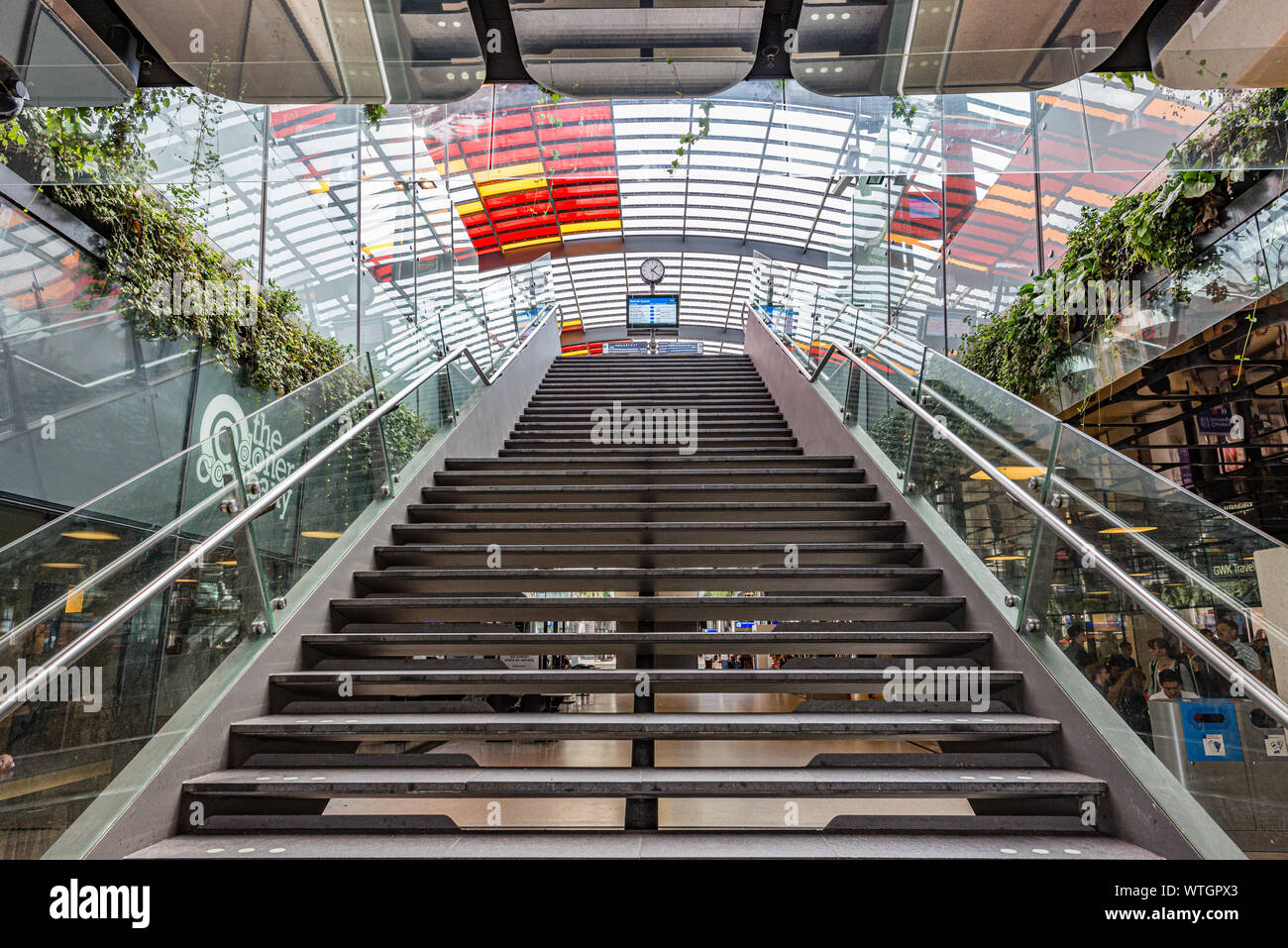 Amsterdam, Holland, 08.August 2019 Nordseite der Station am IJ Treppen in der Zentrale an den abgerundeten Glas ceeling in rot Suche ein Stockfoto