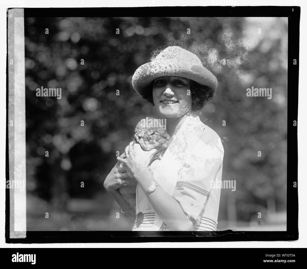 Mlle. Antoine Geoffrion [& Lion cub] Stockfoto