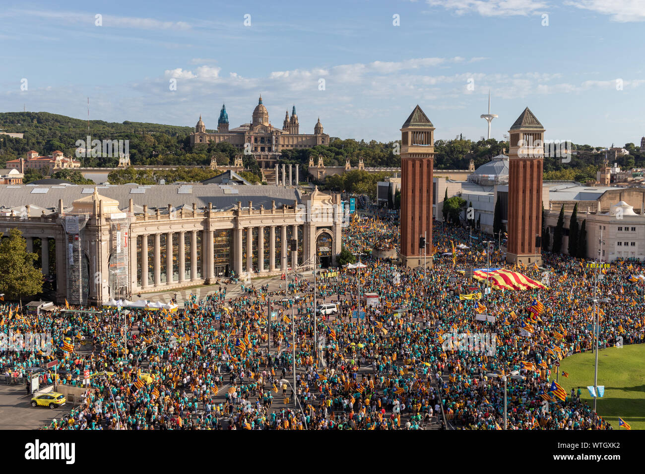 Luftaufnahme des Katalanischen städtischer Abgeordneter für die Rallye an der Plaça Espanya. La Iada, katalanischen Nationalfeiertag. Barcelona, Katalonien/Spanien - 11. September 2019 Stockfoto