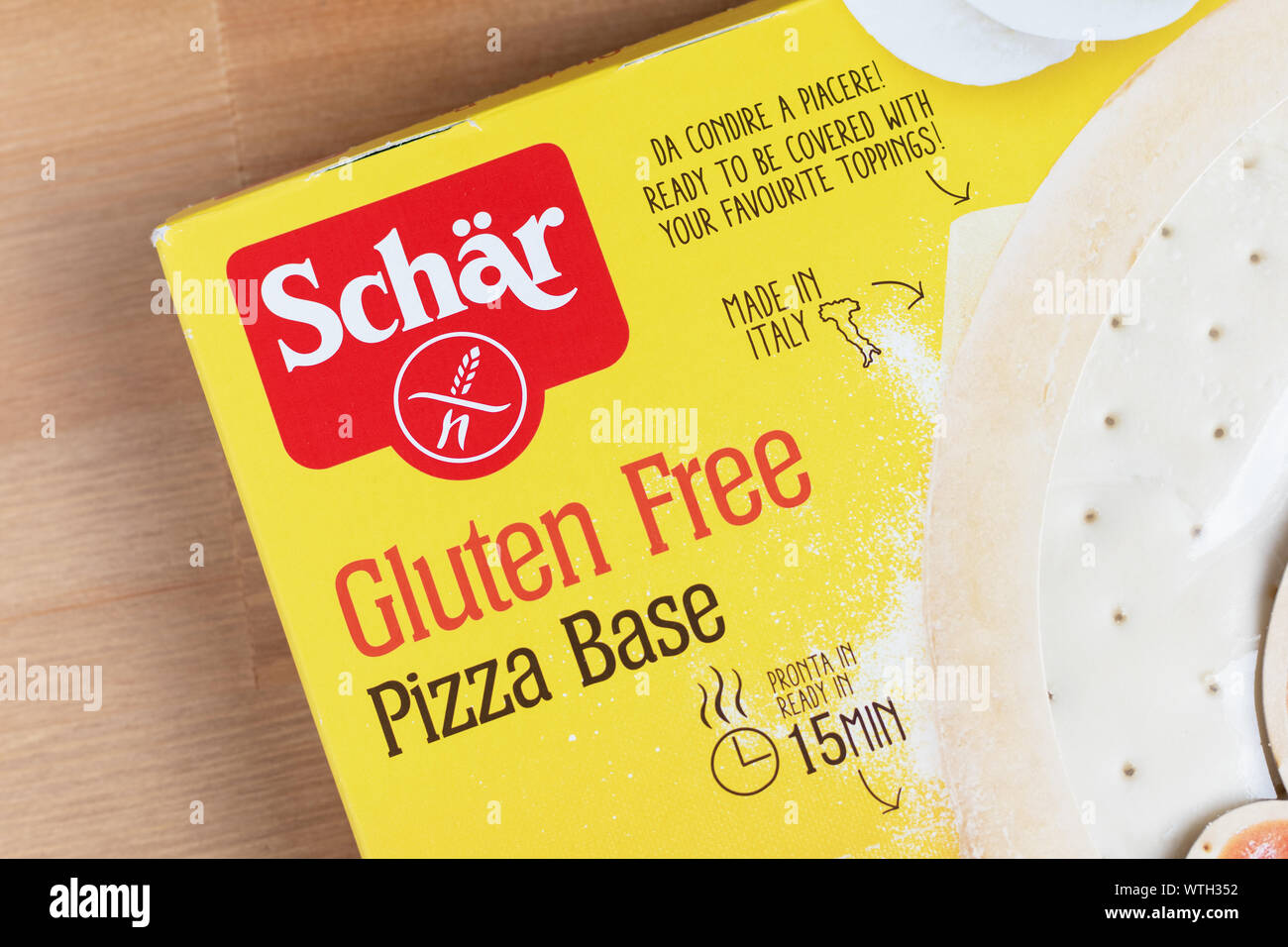 London/UK-Am 7. September 2019 - Nahaufnahme von Schar glutenfreie Pizza. Schär ist eine Marke, die produziert glutenfreie Produkte. Stockfoto