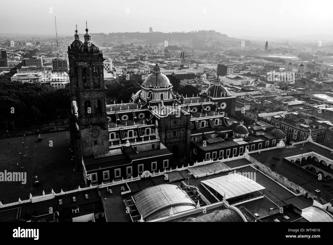 Puebla City Pass bei Sonnenaufgang und Luftaufnahme der Basilika oder Kathedrale Unserer Lieben Frau von der Unbefleckten Empfängnis, ist der Bischofssitz der Diözese der historischen und zocalo Zentrum von Puebla, Mexiko. Sie haben mexikanische Traditionen: Gastronomie, koloniale Architektur und Keramik. Malte talavera Fliesen schmücken den alten Gebäuden. Die Kathedrale von Puebla, im Stil der Renaissance, hat eine hohe Kirchturm mit Blick auf den Zocalo, dem zentralen Platz oder Zócalo. Ich historische. Architektur ist ein UNESCO-Weltkulturerbe. Sehenswürdigkeiten: Kathedrale, Tempel der Gottesmutter von Concord, ehemaligen Carolino Stockfoto