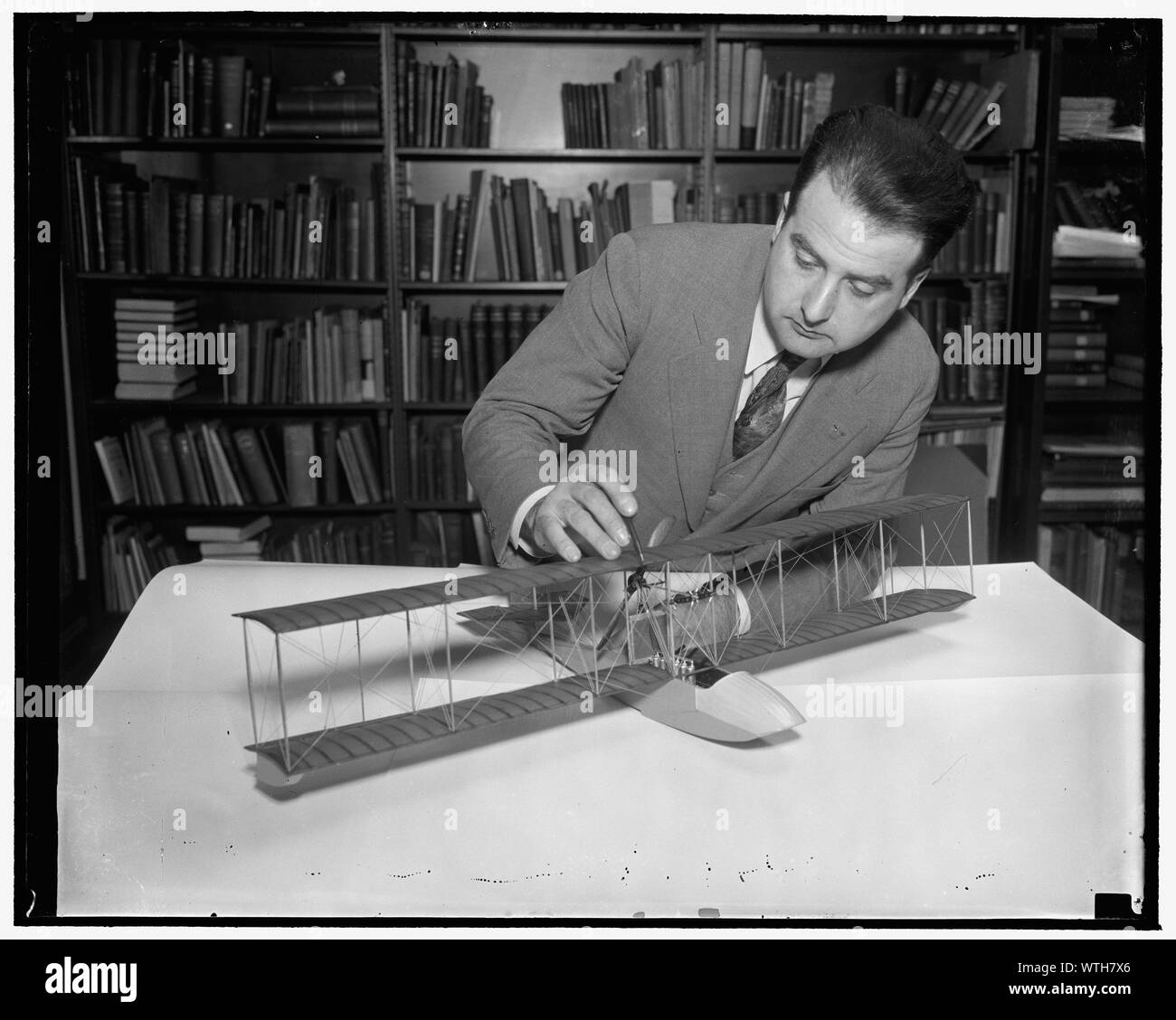 Modell für silbernes Jubiläum der kommerziellen Luftfahrt. Washington, D.C., 31.12.29. Neue Jahre Tag wird der 25. Jahrestag der kommerziellen Luftfahrt. Die ersten Beifahrer-Linie wurde zwischen St. Petersburg und Tampa, Fla., mit Tony Jannus, ein Washington, D.C., Junge, Pilotierung der Ebene etabliert. Paul E. Garber der U.S. National Museum hat dieses Modell des ursprünglichen Benoist Flugzeug, das auf dem ersten Flug war gesichert, für die einzelstaatlichen Flugzeuge Sammlung, die er hat. Das Modell offiziell dem Museum von Beamten des Staates Florida bei der jährlichen Kloster vorgelegt werden Stockfoto