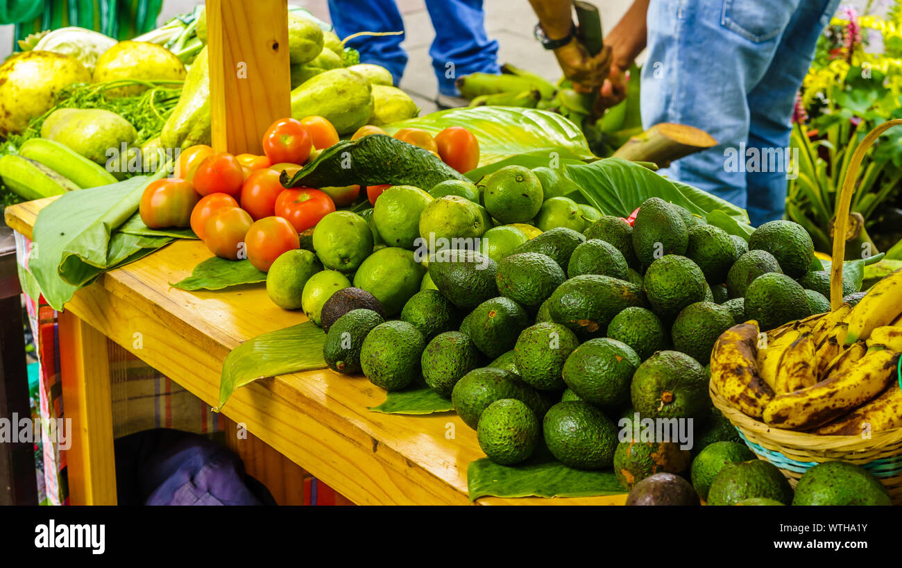 Blick auf Avocado und Früchte auf dem Markt in Salento, Kolumbien Stockfoto