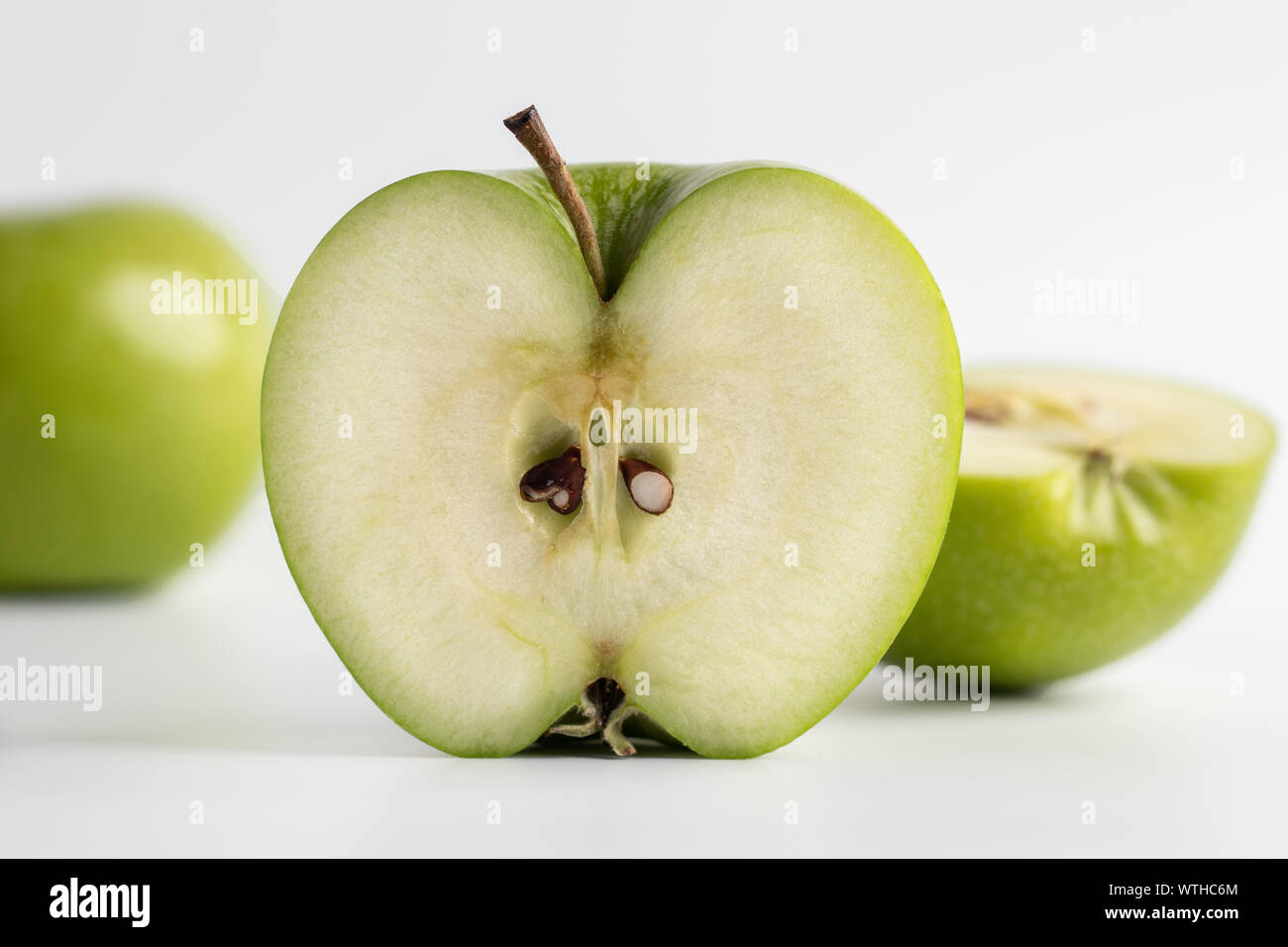 Frisches Grün Apple über einen weißen Hintergrund verfügt, Nahaufnahme Stockfoto