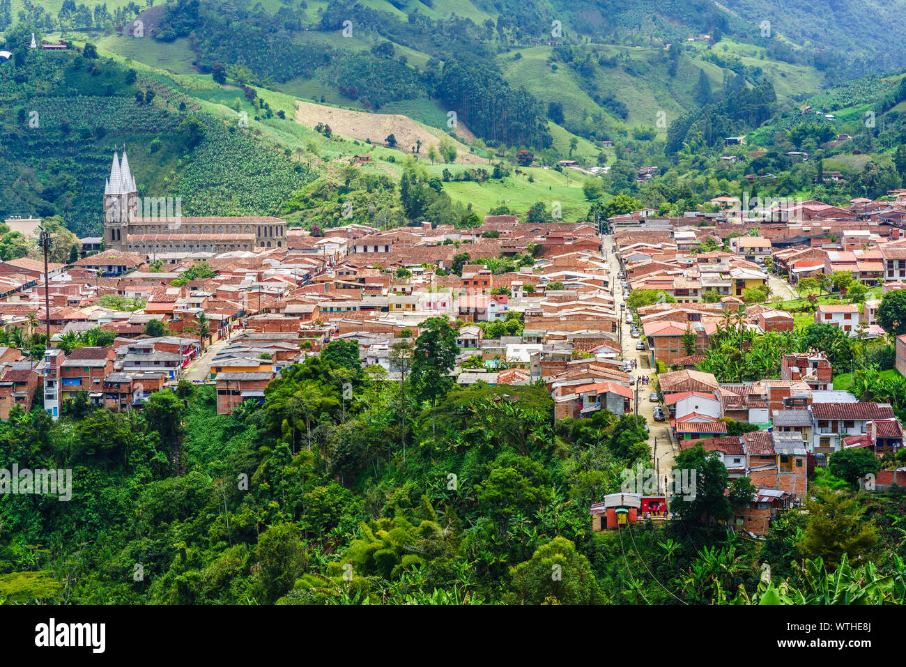 Luftaufnahme über die koloniale Stadt des Jardin, Kolumbien Stockfoto