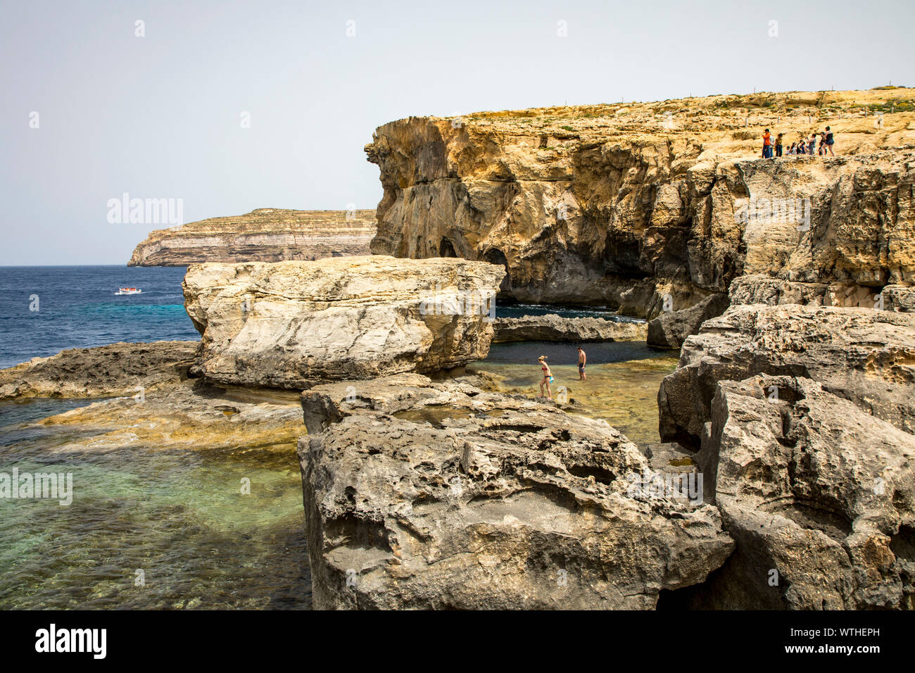 Gozo, benachbarte Insel Malta, Nordwestküste, felsige Küste, in der Nähe von San Lawrenz, an der ehemaligen Azure Window, kollabierte Blue Hole cave, Stockfoto