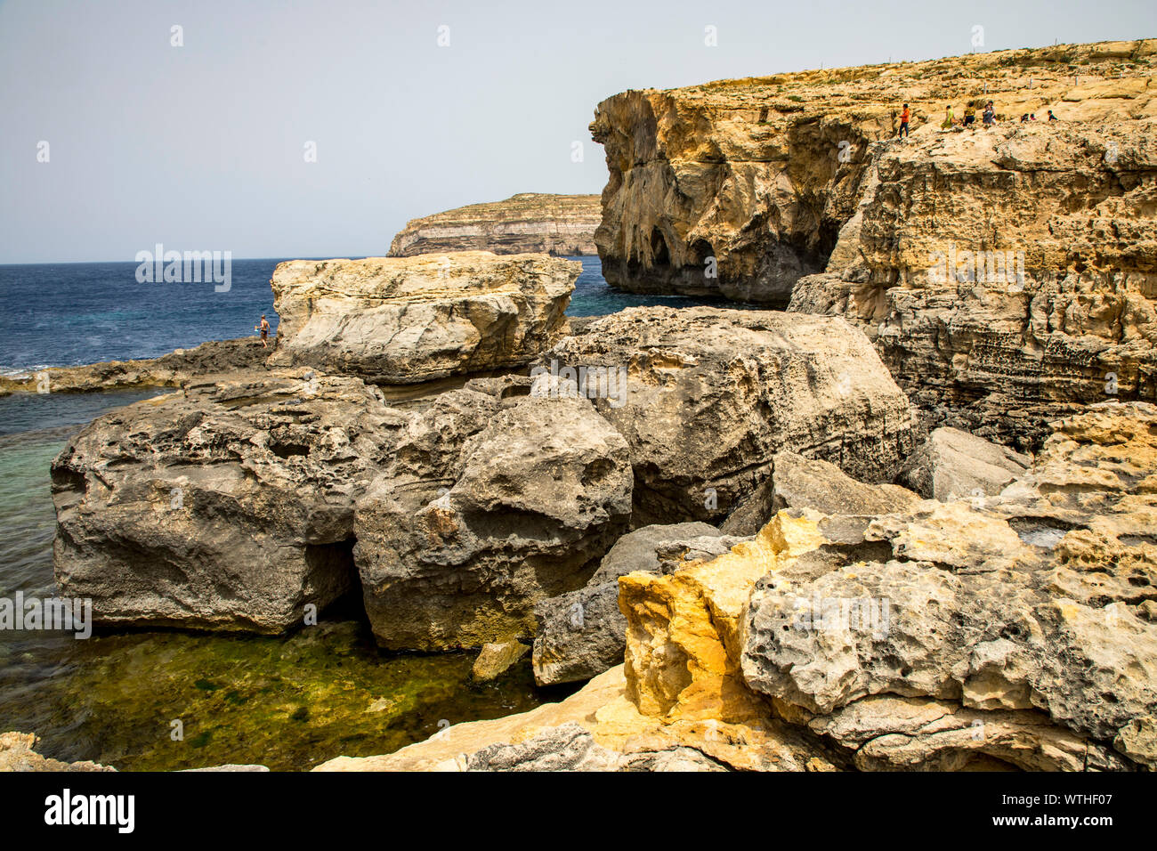 Gozo, benachbarte Insel Malta, Nordwestküste, felsige Küste, in der Nähe von San Lawrenz, an der ehemaligen Azure Window, kollabierte Blue Hole cave, Stockfoto