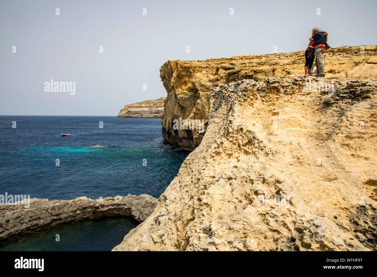 Gozo, benachbarte Insel Malta, Nordwestküste, felsige Küste, in der Nähe von San Lawrenz, an der ehemaligen Azure Window, kollabierte Blue Hole cave, Stockfoto