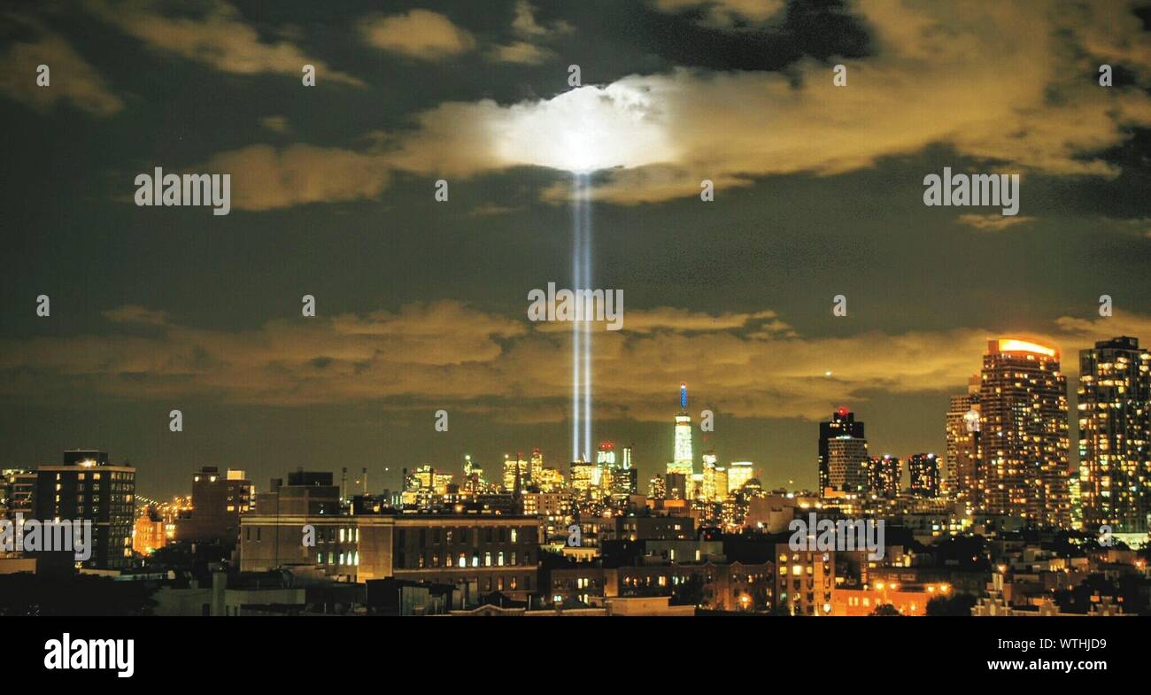 Tribut in Licht über Stadtbild gegen Himmel bei Nacht Stockfoto