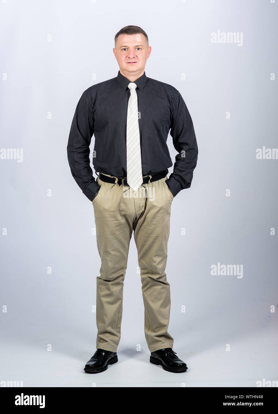 Formalen Stil der Kleidung. Corporate und formal. Chef Direktor Leiter der Abteilung. Man regelmäßige kaukasischen Aussehen formelle Kleidung tragen. Männliche Fashion Store. Geschäftsmann Dozent manager Office worker. Stockfoto