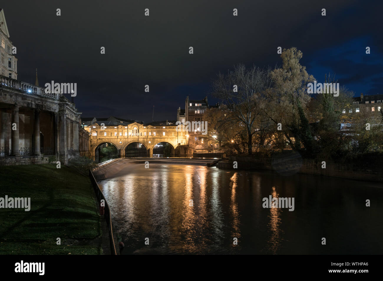 Pulteney Bridge und Wehr in Bath, England, bei Nacht Stockfoto