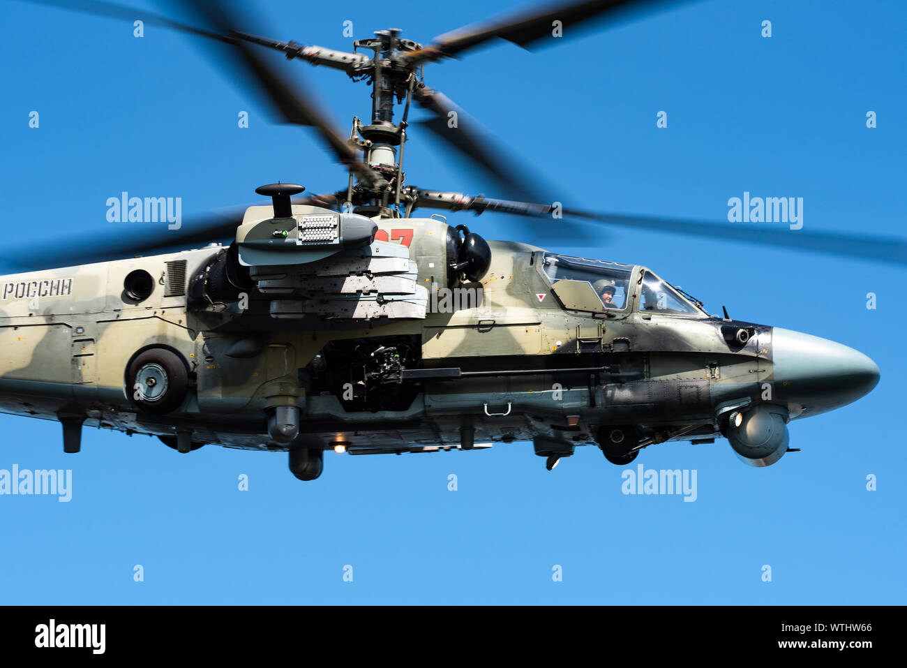Eine Kamov Ka-52 "Alligator" Angriff und Kampfhubschrauber der russischen Luftwaffe auf der MAKS 2019 Airshow. Stockfoto
