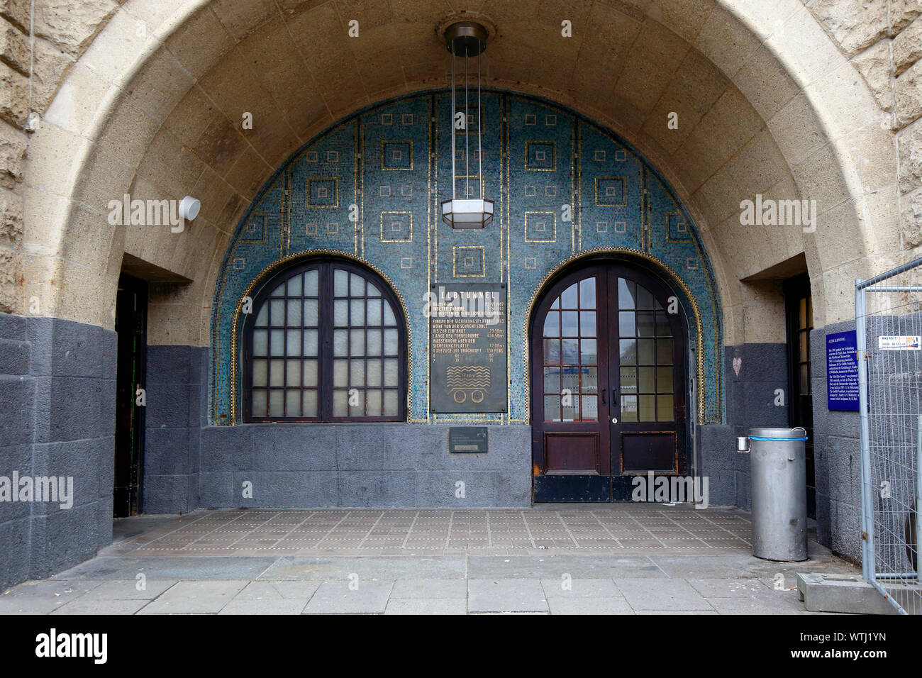 St. Pauli Elbtunnel seite Eingang an Landungsbrücken Stockfoto