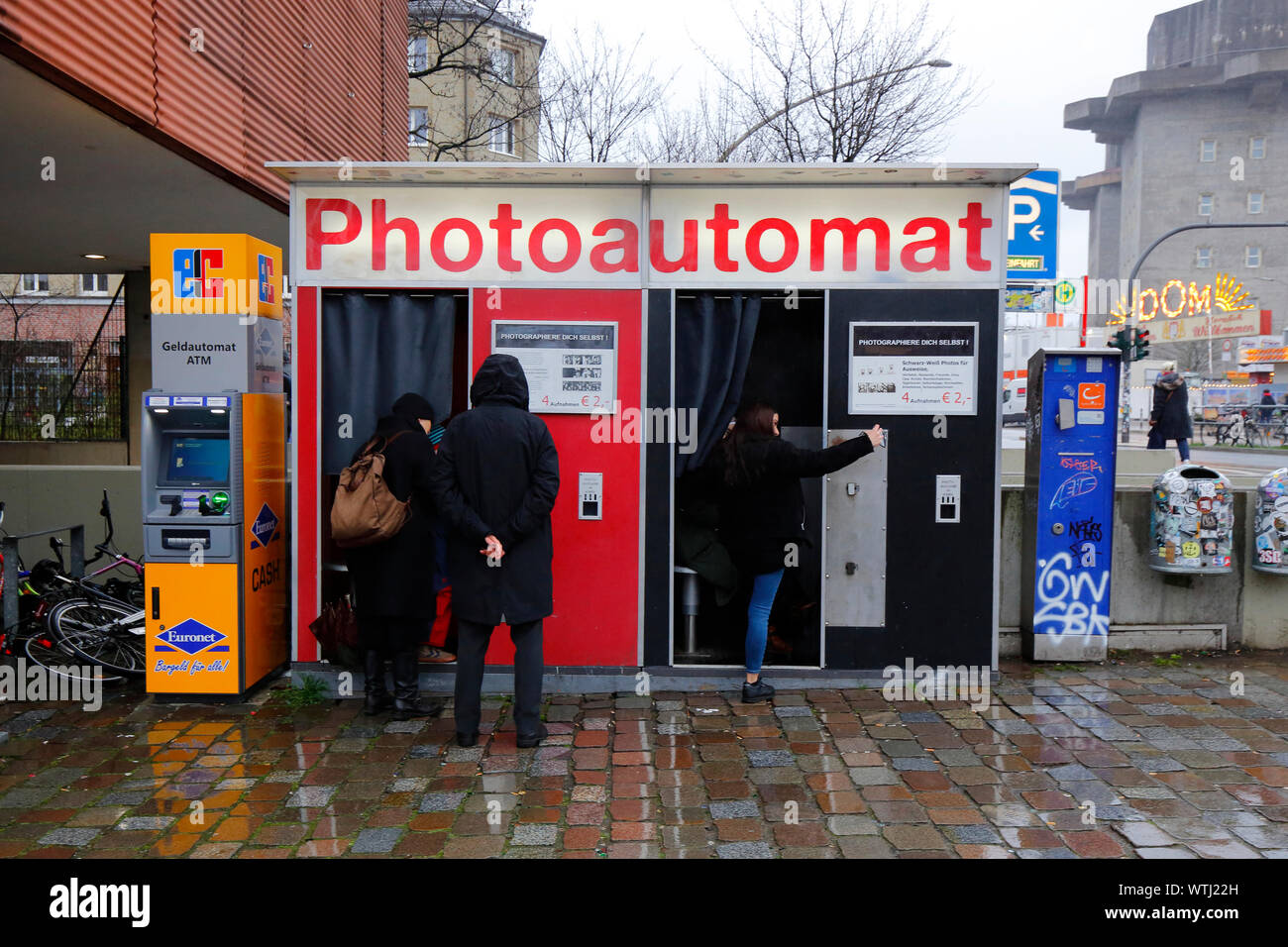 Personen, die an einem analogen Fotoautomat-Selbstbedienungsfoto in der Nähe des St. Pauli Bunkers in der Feldstraße in Hamburg warten Stockfoto