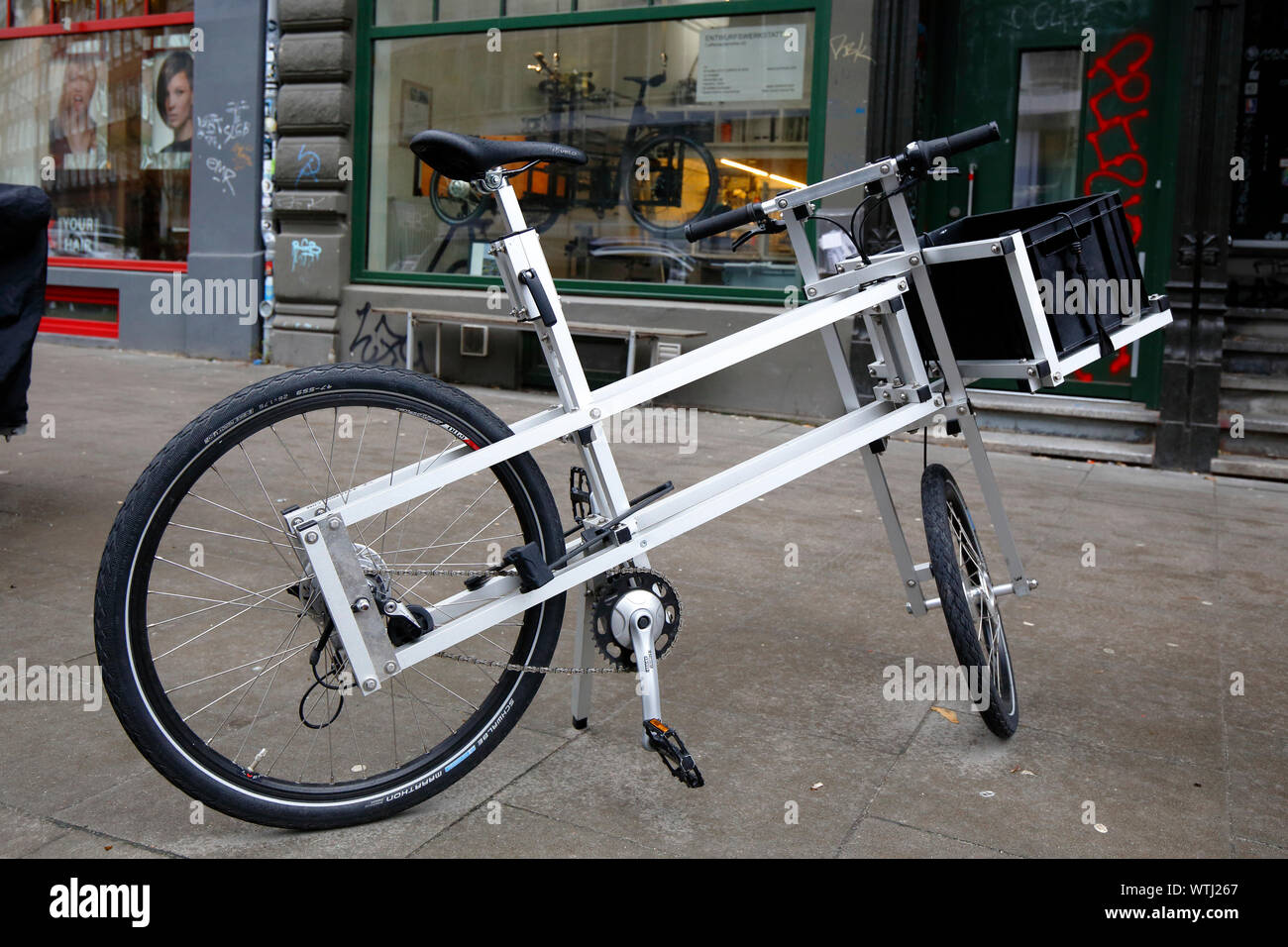 Ein modulares Fahrrad aus Aluminium Space Frame konstruiert von XYZ Cargo, vor einem Geschäft in Hamburg demonstriert wurden, Deutschland Stockfoto