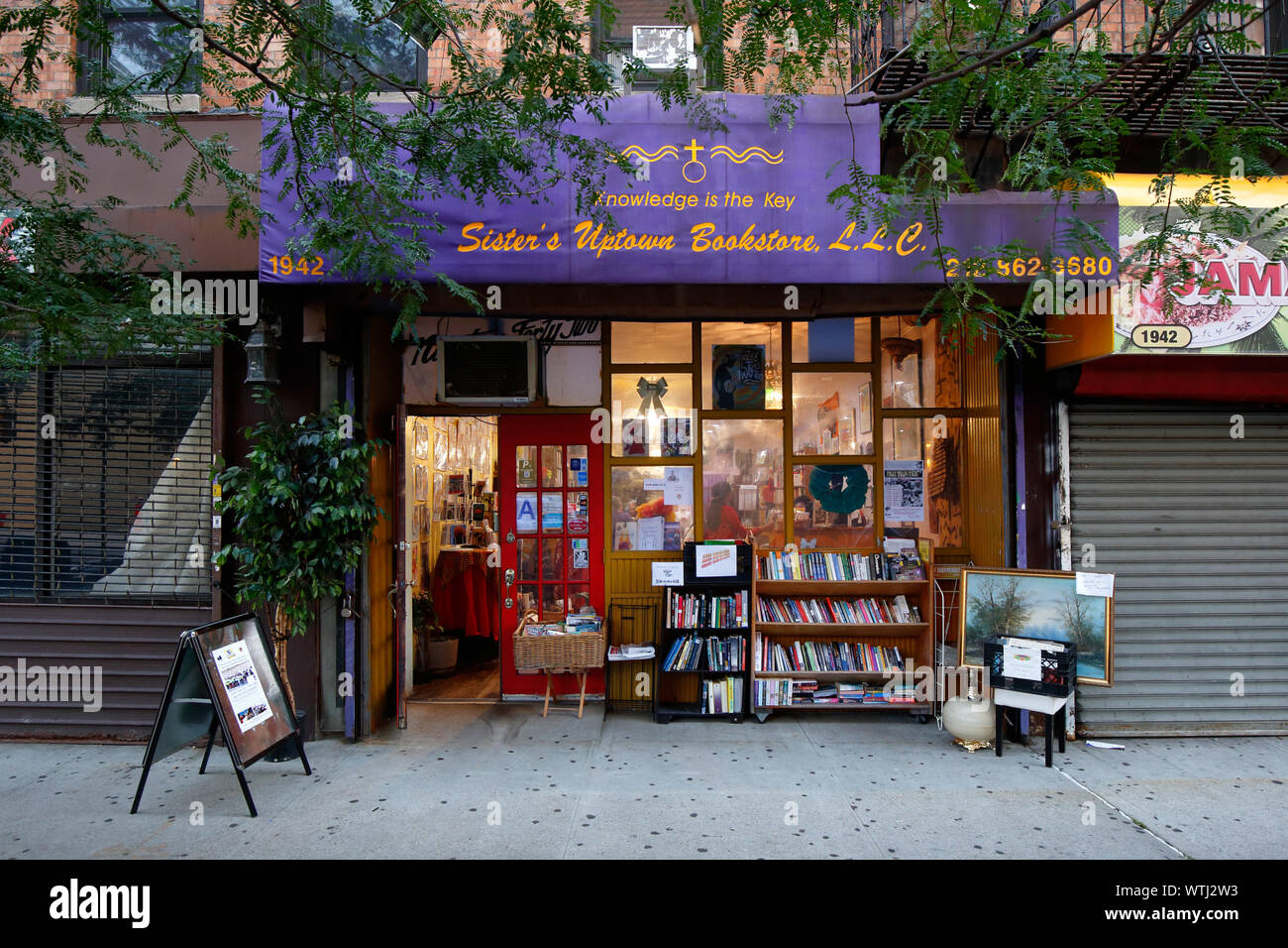Die Schwester von Uptown Buchhandlung, 1942 Amsterdam Avenue, New York, NY. aussen Schaufenster einer Buchhandlung, Gemeinschaft Raum in Harlem in Manhattan. Stockfoto