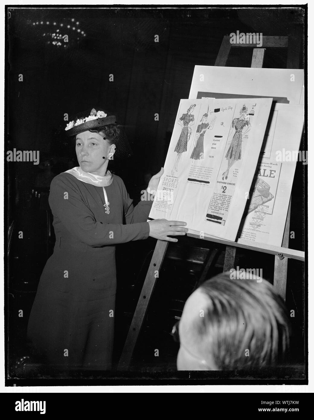 Monopol Komitee wendet sich an Hausfrauen für Beratung für Konsumgüter. Washington, D.C., Mai 10. Frau Alice Belester von Chicago, die Ehefrau von einem Tischler, der durch das Monopol Ausschuss heute genannt wurde, zu erzählen, als Sekretär der UN-Konferenz gegen die hohen Lebenshaltungskosten, was sie dachte, der Werbung für Produkte von Hausfrauen verwendet. Sie wies einige Anzeigen, sagte sie, "ist für mich nutzlos, weil es versäumt zu erwähnen, was Qualität und Gewicht Material wurde in das Kleid beworben. "Ich bin nicht in für farbige Abbildungen gehen", sagte sie fest hinzugefügt Stockfoto