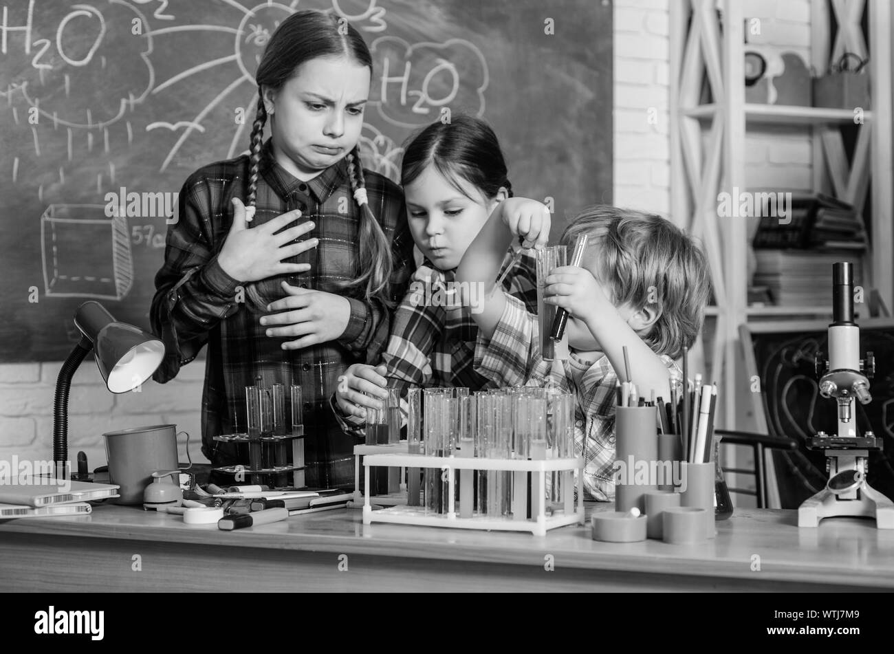 Schule Chemie Labor. Labor Forschung - Wissenschaftliche Projekt für chemischen Test. zurück zur Schule. Wissenschaft und Bildung. Chemielabor. glückliche Kinder. Oxidantien geschehen. Stockfoto