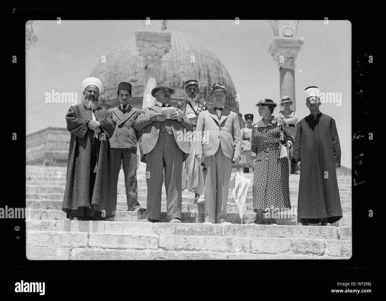 Monsieur und Madame Edouar [d.h., Edouard Herriot] Besuch in Jerusalem, 11. Mai 1938. Party Tempel besuchen, mit Dom im Hintergrund Stockfoto